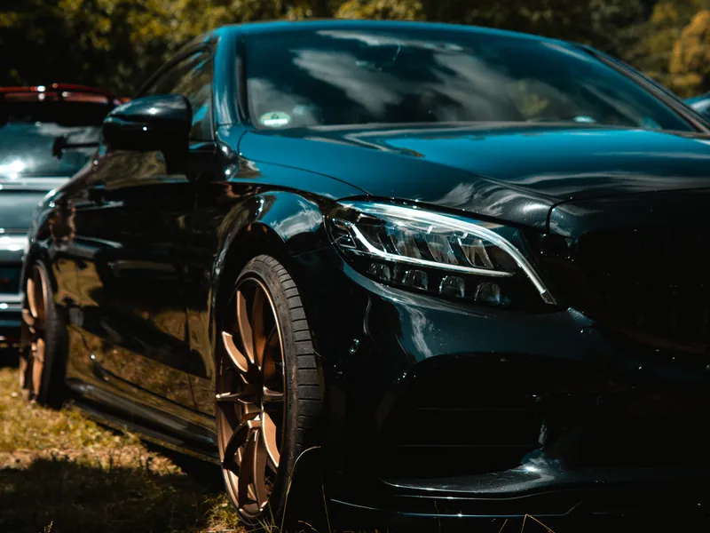 Dunkler Mercedes