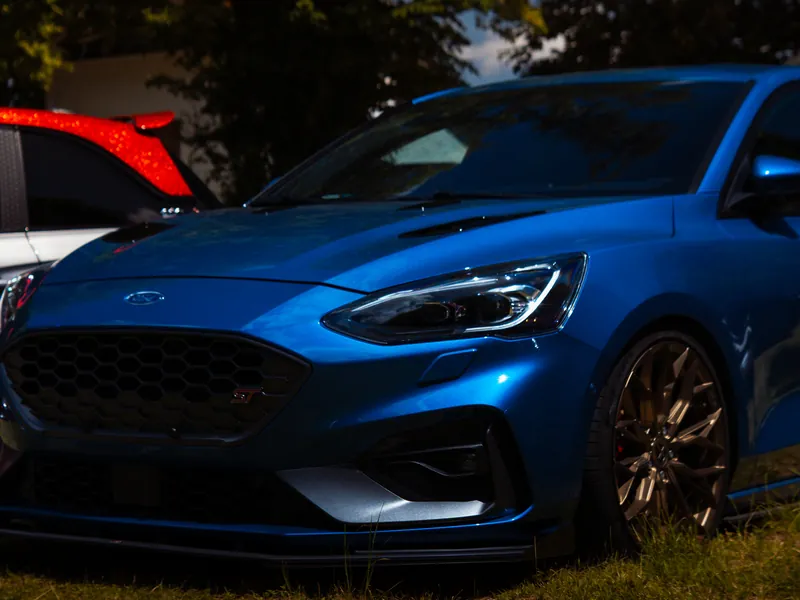 Blauer Ford Focus
