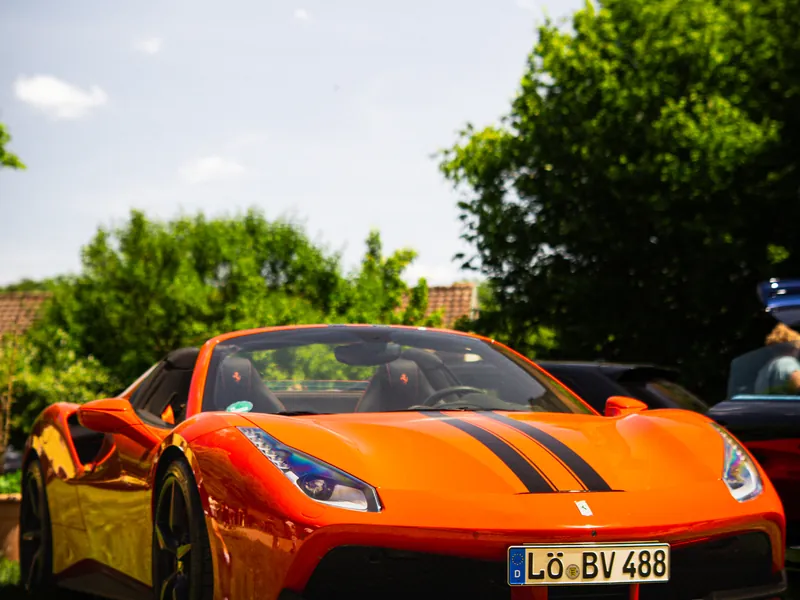 Oranger Sportwagen