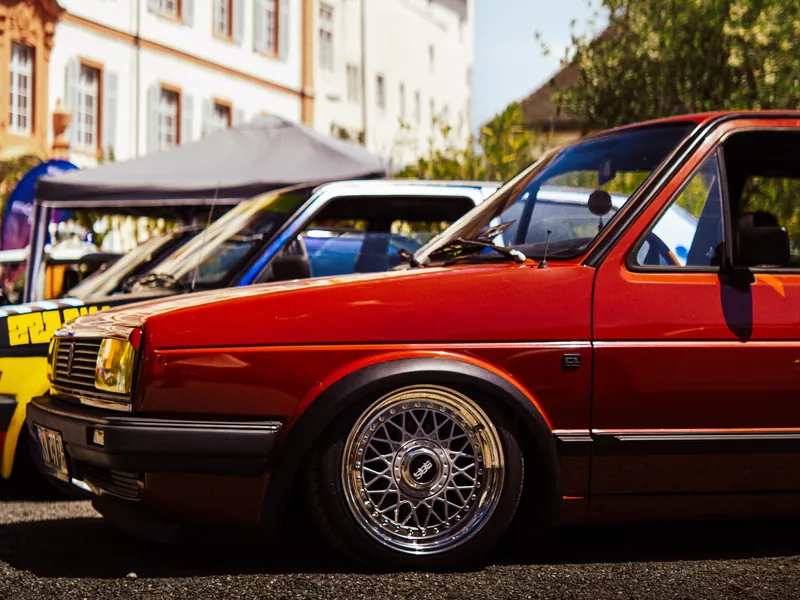 Roter klassischer Volkswagen