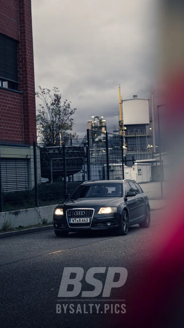 Audi A6 Avant vor einer Industrieanlage in der Dämmerung