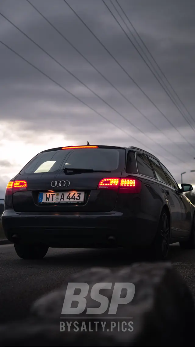 Heckansicht eines Audi A6 Avant unter Stromleitungen