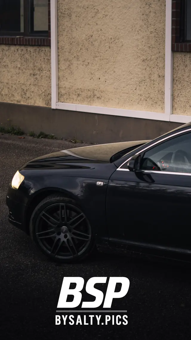 Detailaufnahme eines schwarzen Audi mit Felge, Automobilfotografie