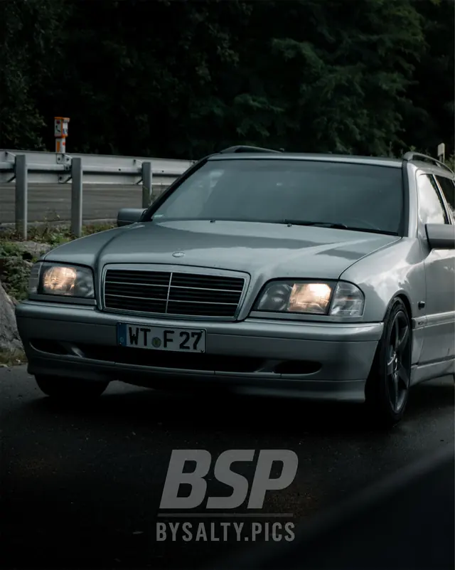 Silberne Mercedes-Benz C-Klasse mit Scheinwerferlicht, Frontansicht