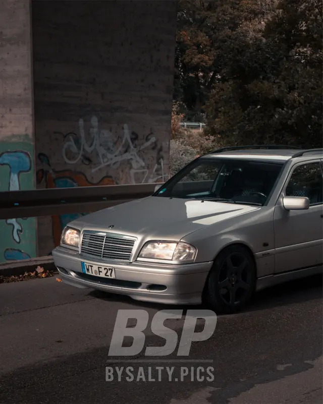 Mercedes C-Klasse vor einem Brückenpfeiler mit Graffiti